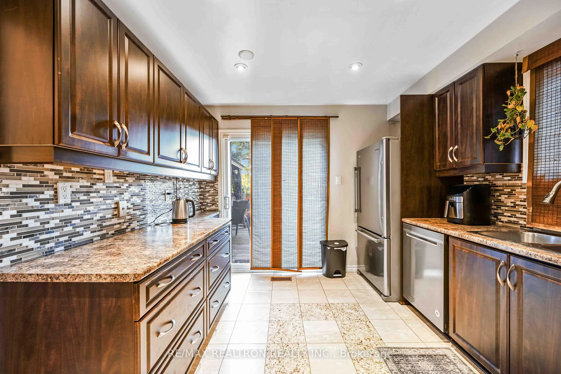 Photo 7 of 264 Galway Court, Oshawa, Vanier — HOMEH