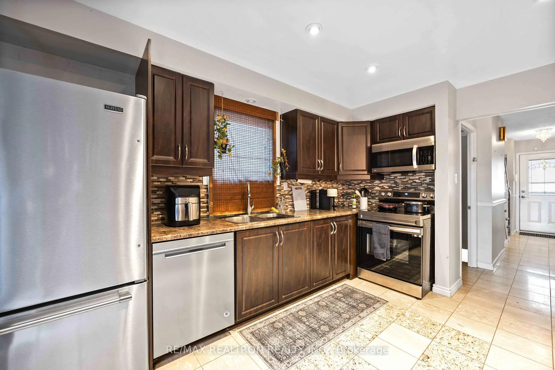 Photo 8 of 264 Galway Court, Oshawa, Vanier — HOMEH
