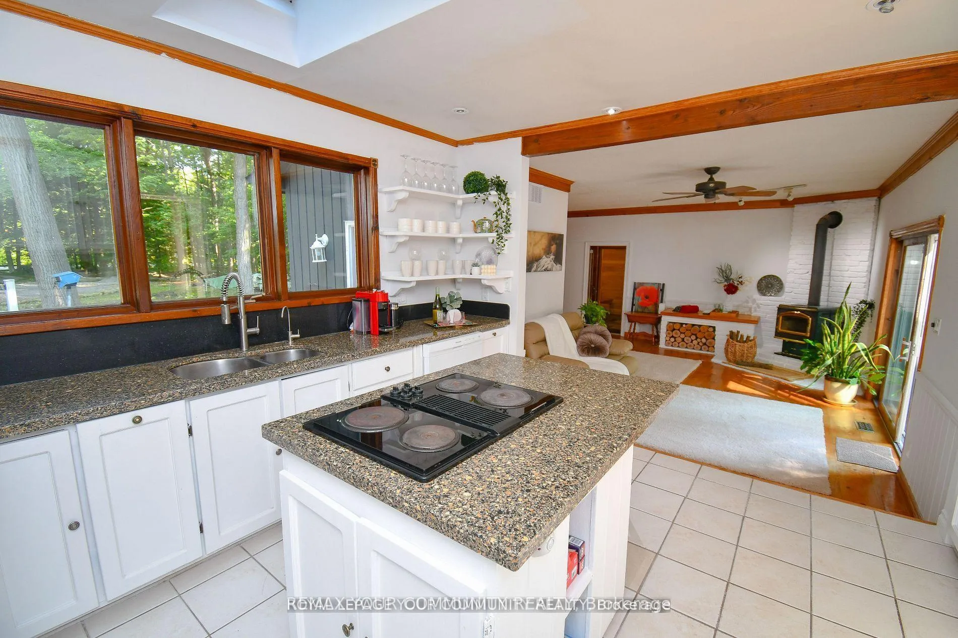 Photo 10 of 527 Big Bay Point Road, Innisfil, Rural Innisfil — HOMEH