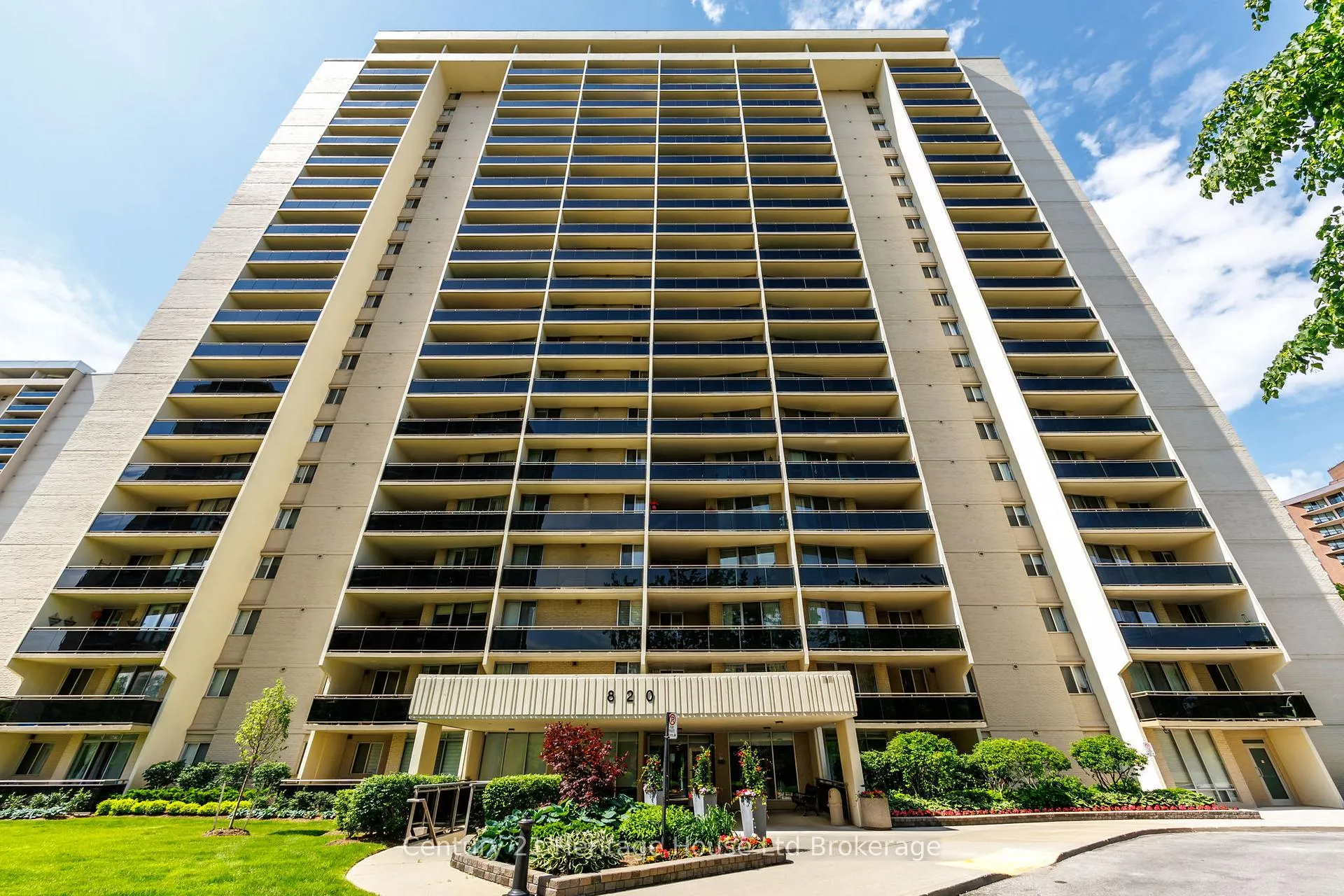 Front of Unit 409, 820 Burnhamthorpe Road