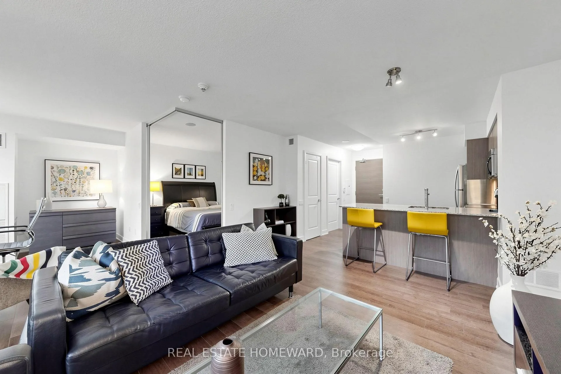 Photo 2 of Unit 402, 23 Sheppard Avenue E, North York, Willowdale East — HOMEH