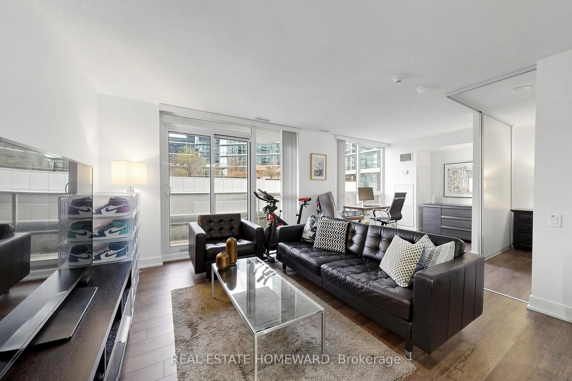 Photo 3 of Unit 402, 23 Sheppard Avenue E, North York, Willowdale East — HOMEH