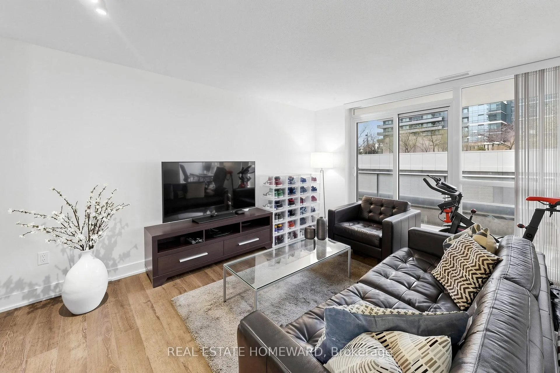 Photo 4 of Unit 402, 23 Sheppard Avenue E, North York, Willowdale East — HOMEH