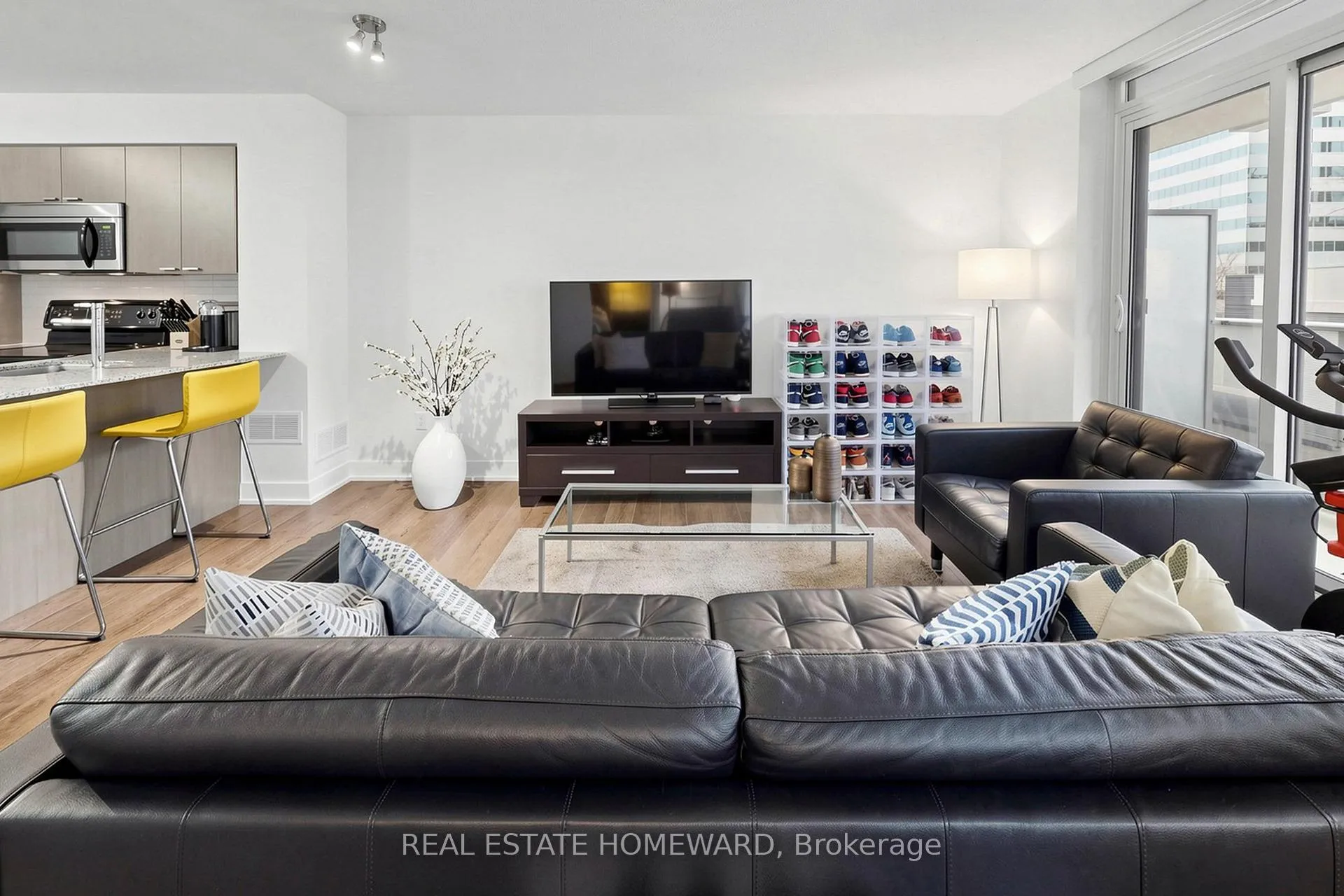 Photo 5 of Unit 402, 23 Sheppard Avenue E, North York, Willowdale East — HOMEH