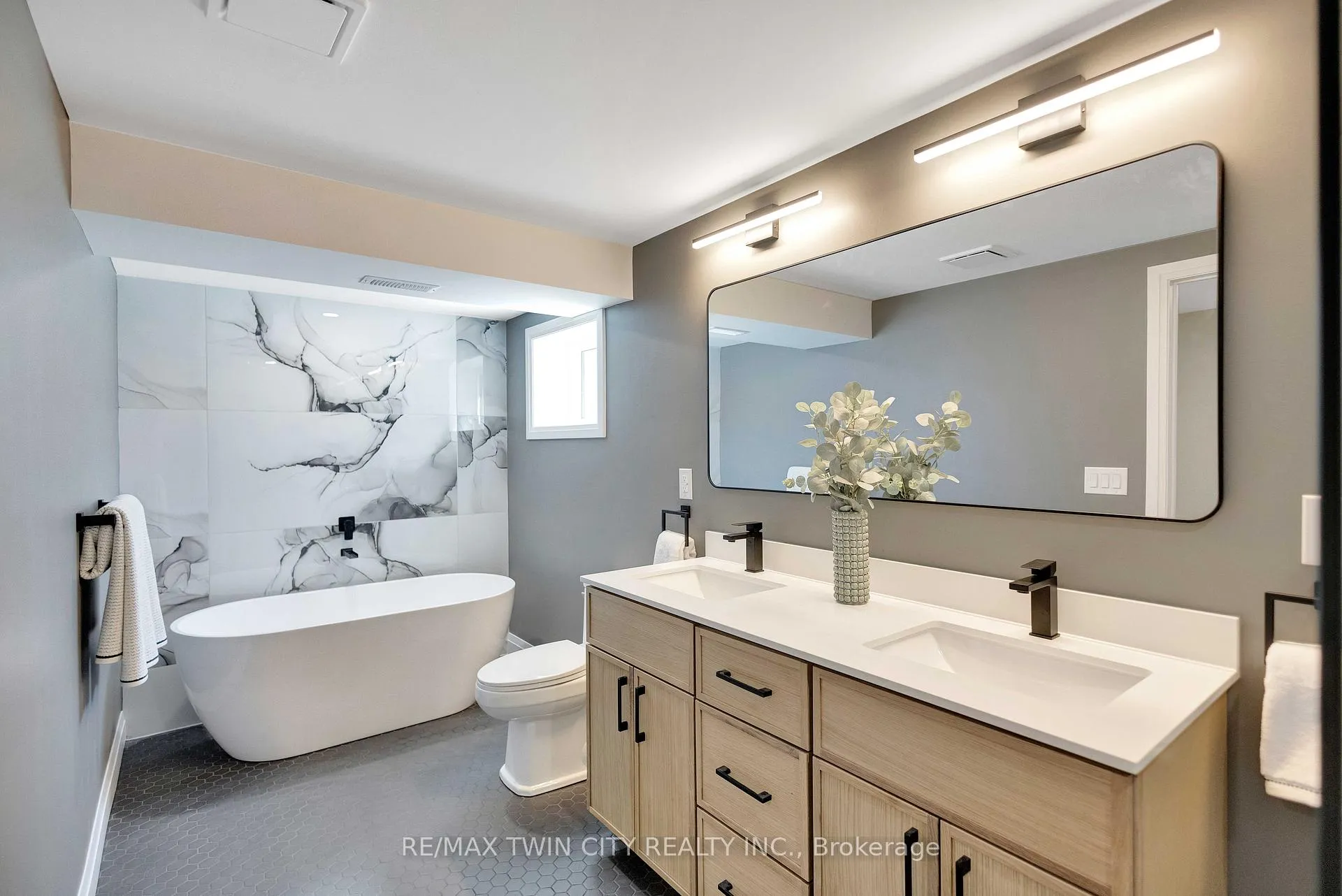 Photo 27 of 17 Northville Drive, Brant, Paris — HOMEH