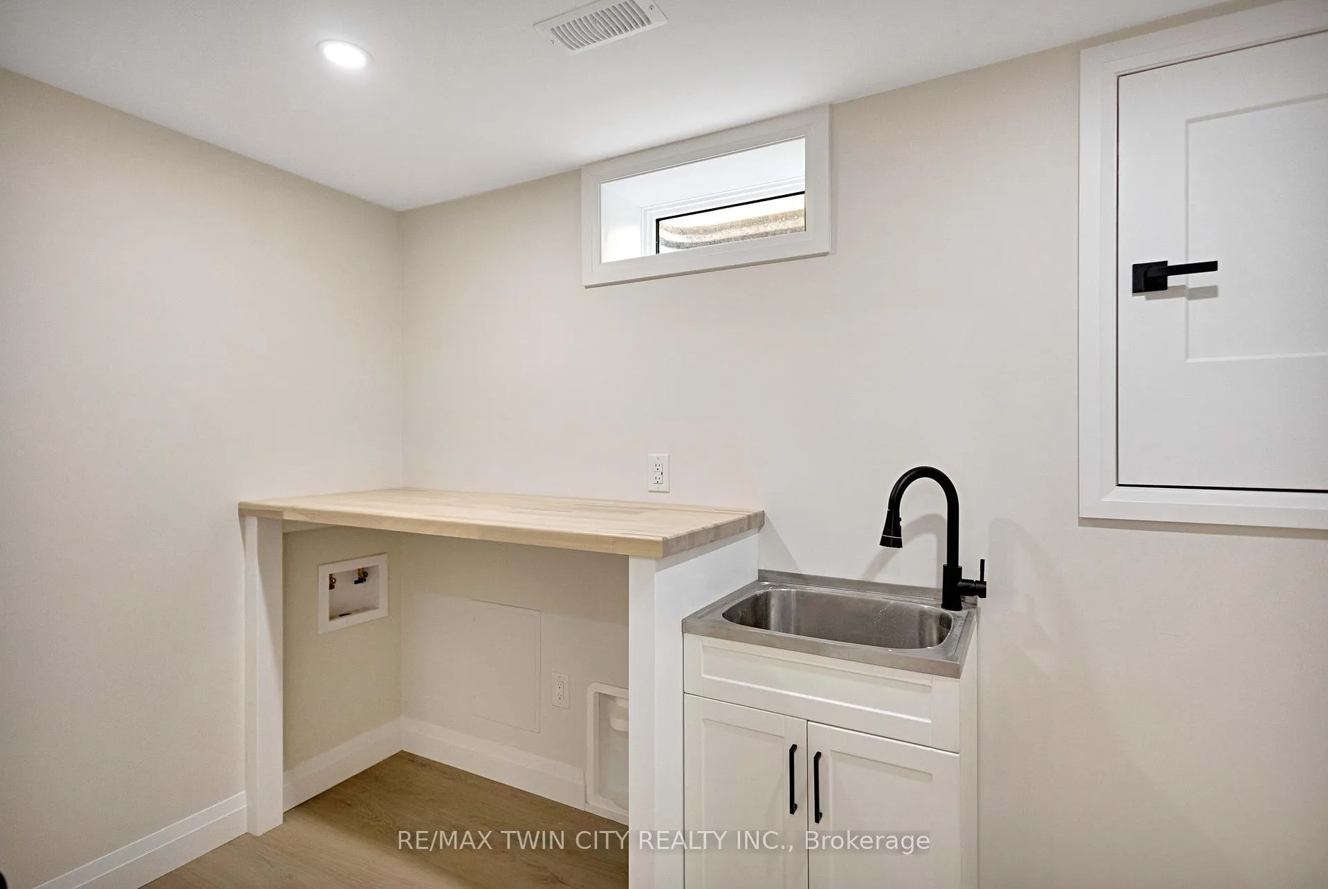 Photo 34 of 17 Northville Drive, Brant, Paris — HOMEH