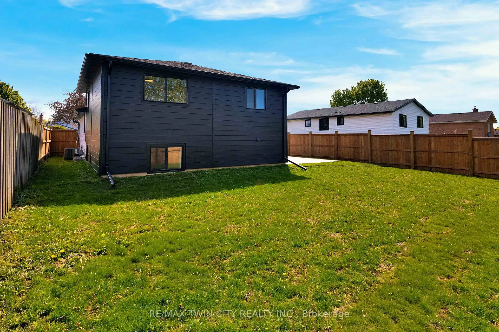 Photo 36 of 17 Northville Drive, Brant, Paris — HOMEH