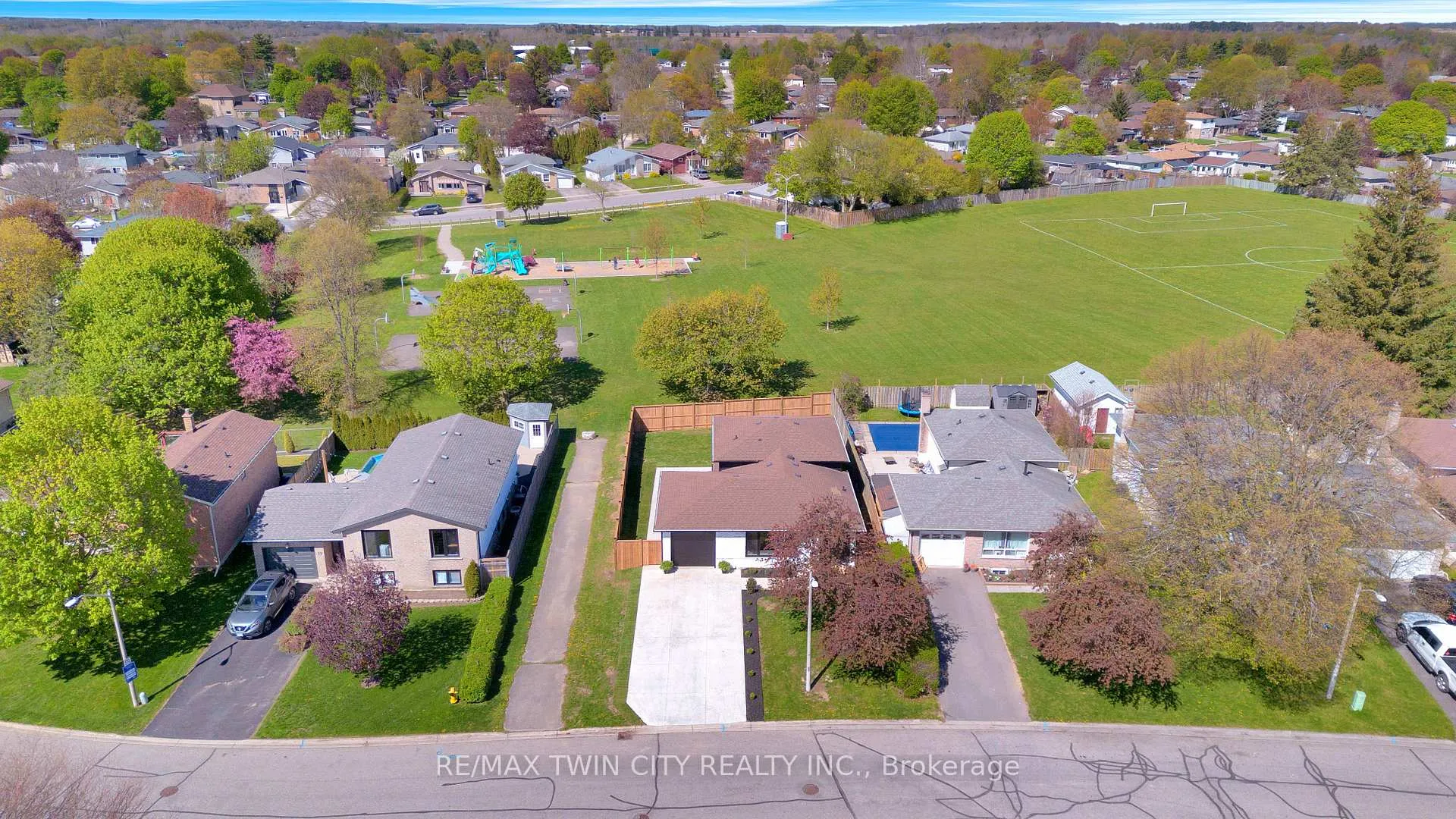 Photo 38 of 17 Northville Drive, Brant, Paris — HOMEH