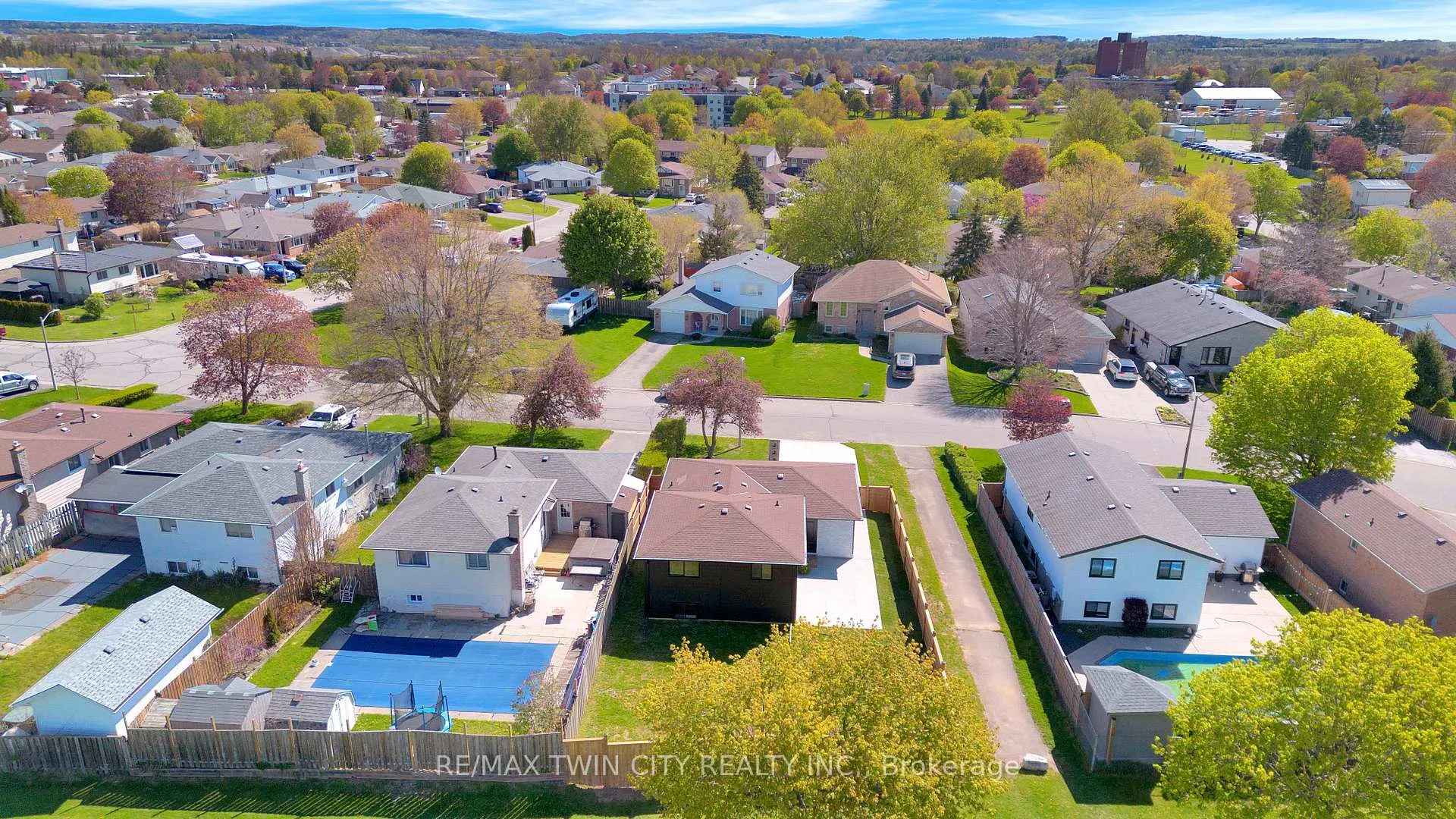 Photo 40 of 17 Northville Drive, Brant, Paris — HOMEH