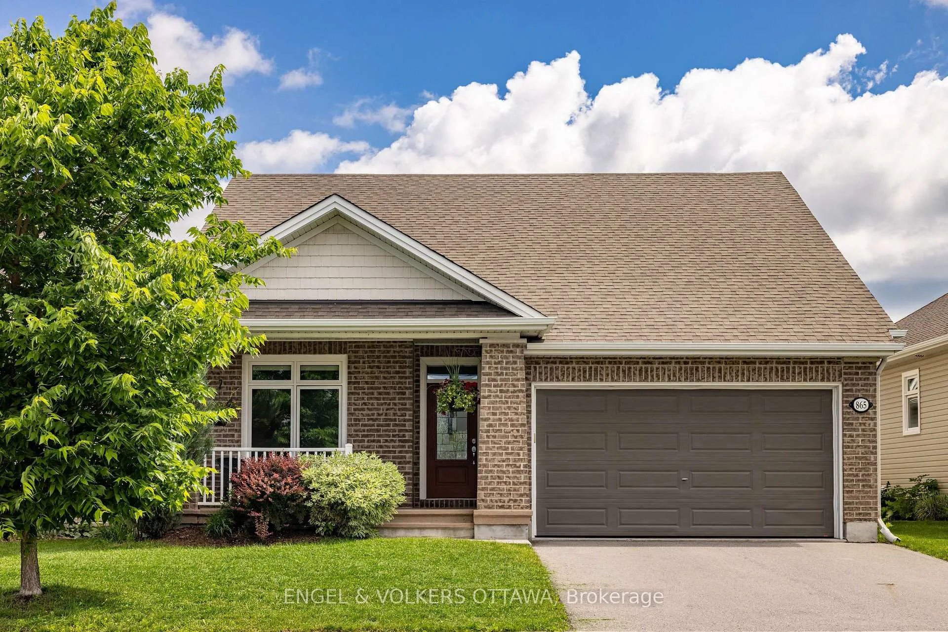 Front of 865 Tewin Circle