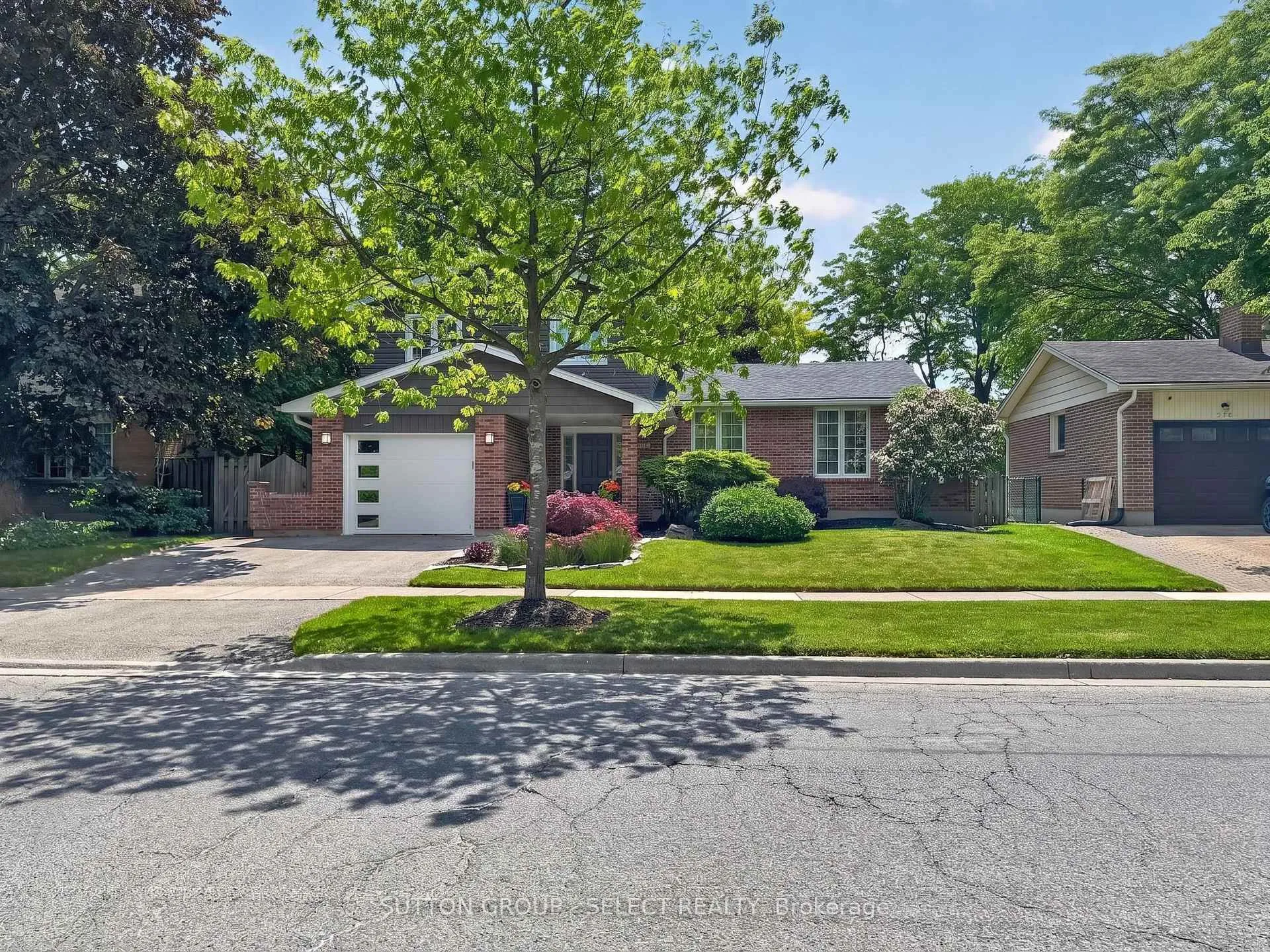 Photo 3 of 574 Cranbrook Road S, London, South M — HOMEH