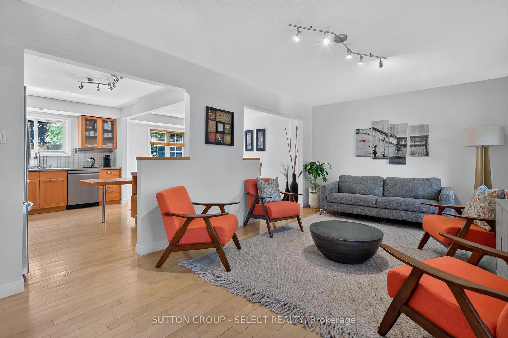 Photo 6 of 574 Cranbrook Road S, London, South M — HOMEH