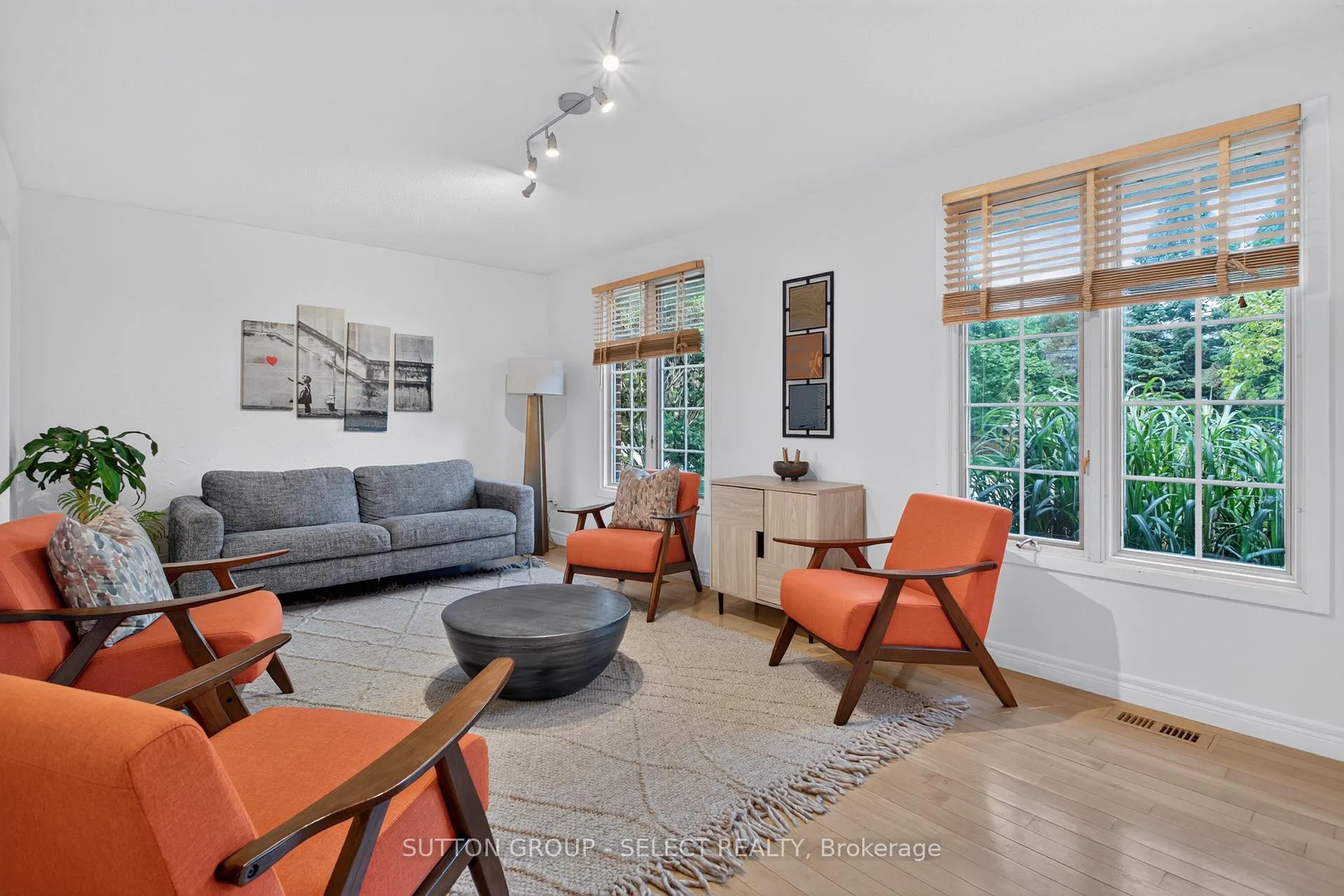 Photo 7 of 574 Cranbrook Road S, London, South M — HOMEH