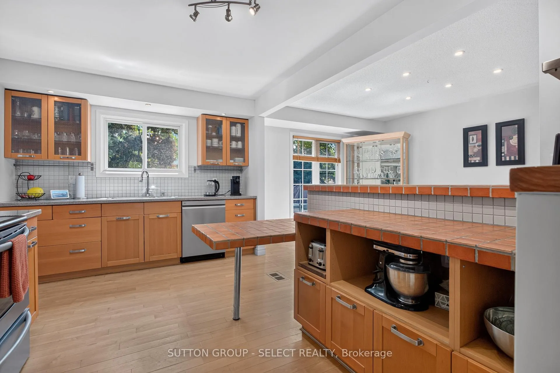 Photo 10 of 574 Cranbrook Road S, London, South M — HOMEH