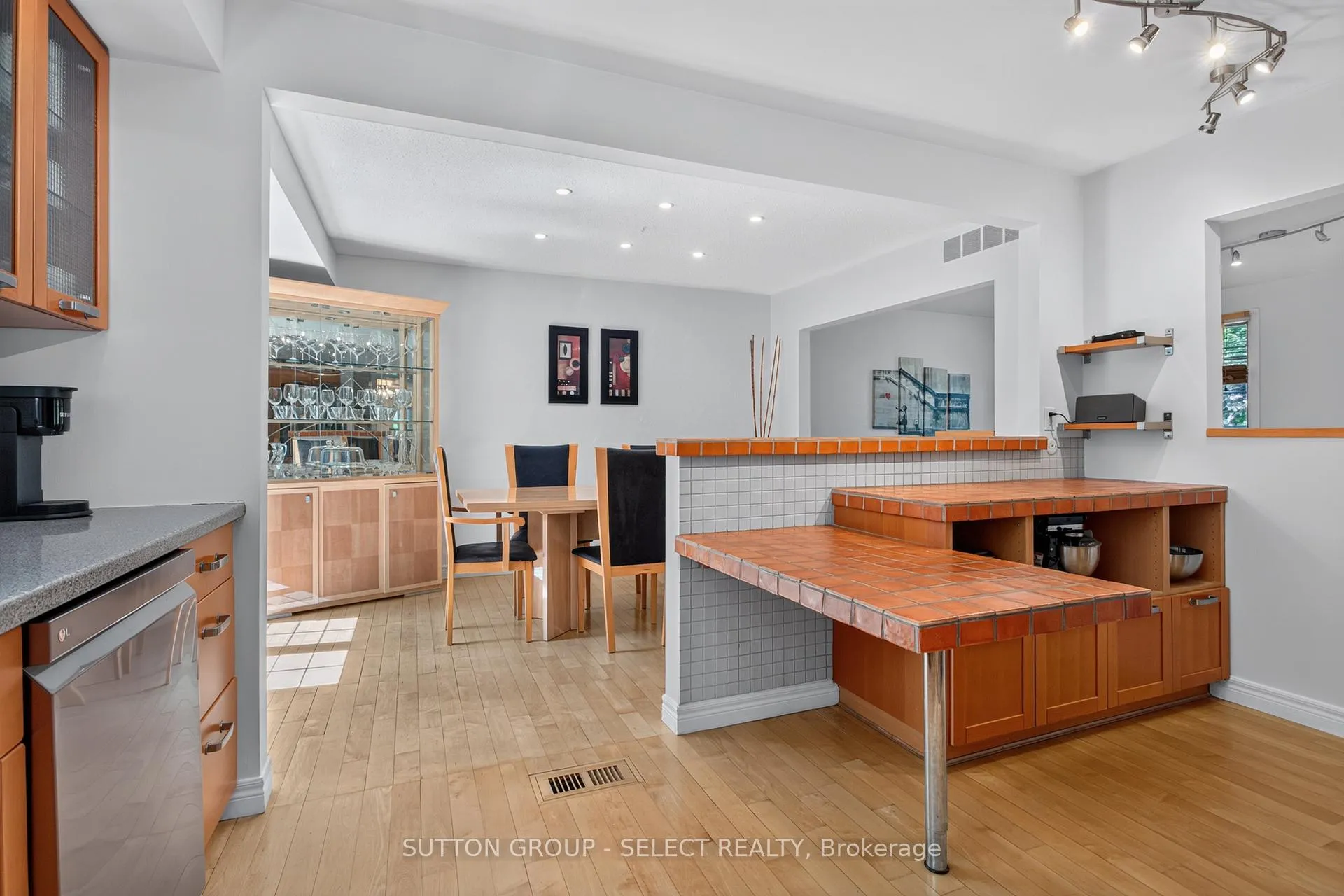 Photo 11 of 574 Cranbrook Road S, London, South M — HOMEH