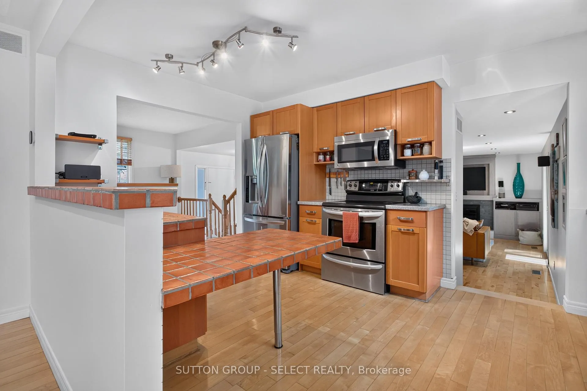 Photo 12 of 574 Cranbrook Road S, London, South M — HOMEH