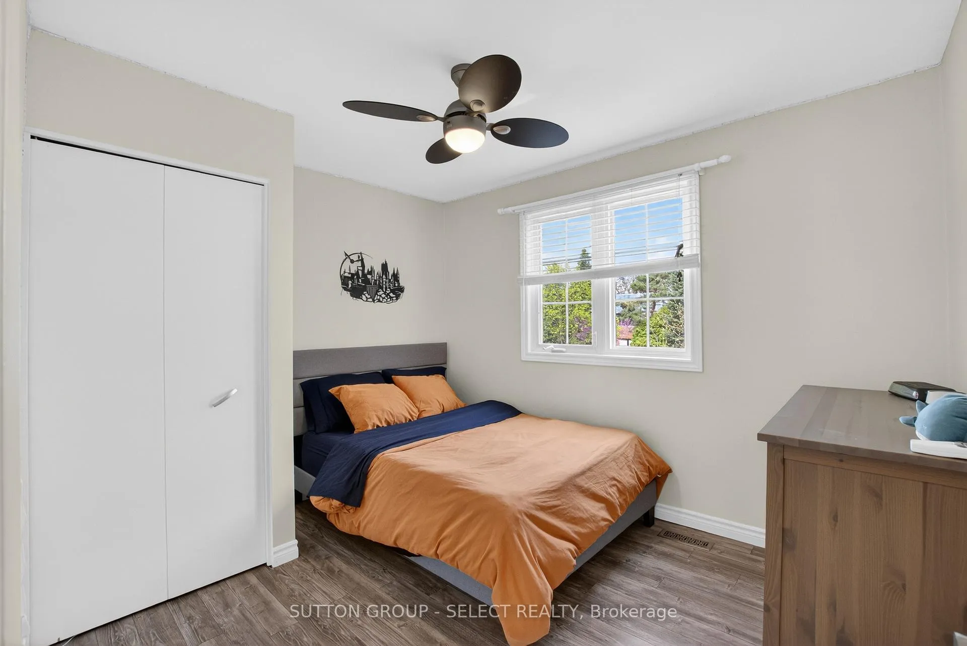 Photo 19 of 574 Cranbrook Road S, London, South M — HOMEH
