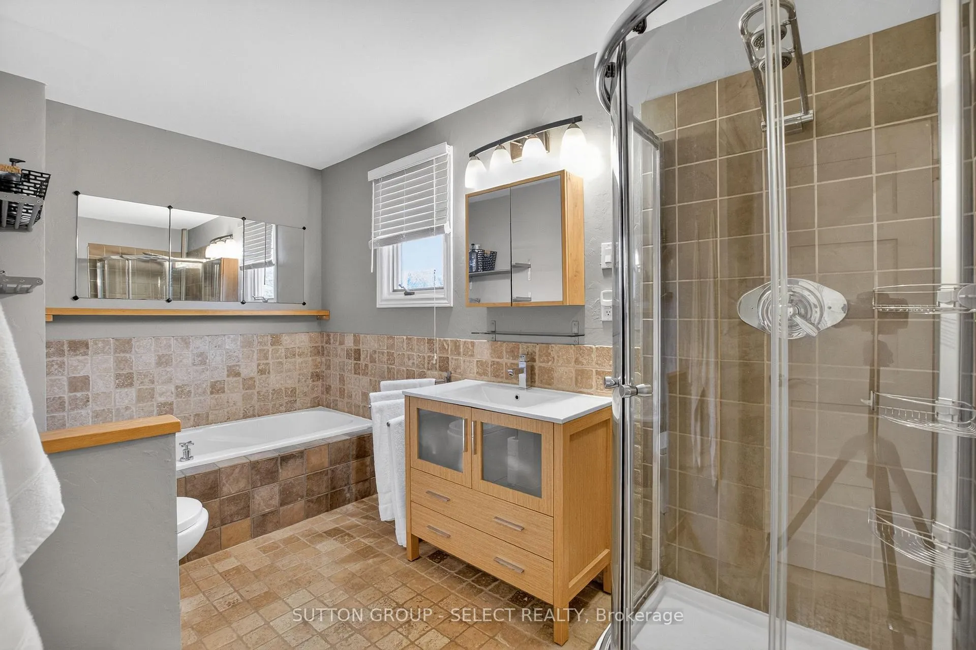 Photo 25 of 574 Cranbrook Road S, London, South M — HOMEH