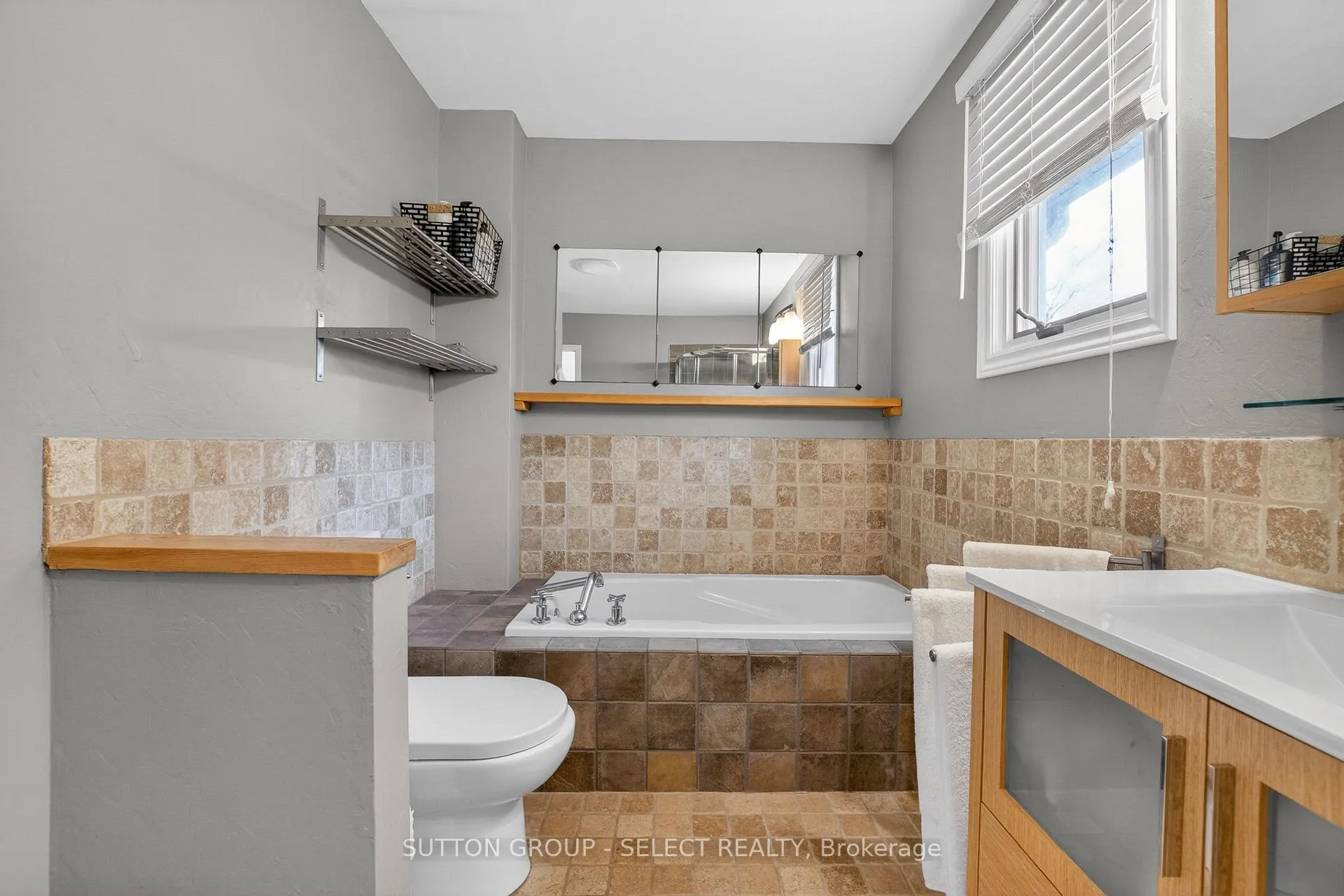 Photo 26 of 574 Cranbrook Road S, London, South M — HOMEH