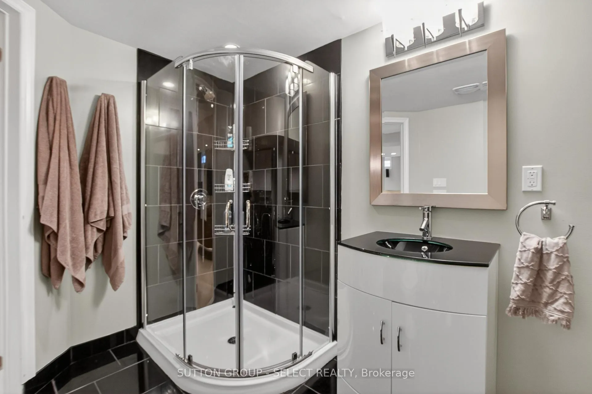 Photo 33 of 574 Cranbrook Road S, London, South M — HOMEH
