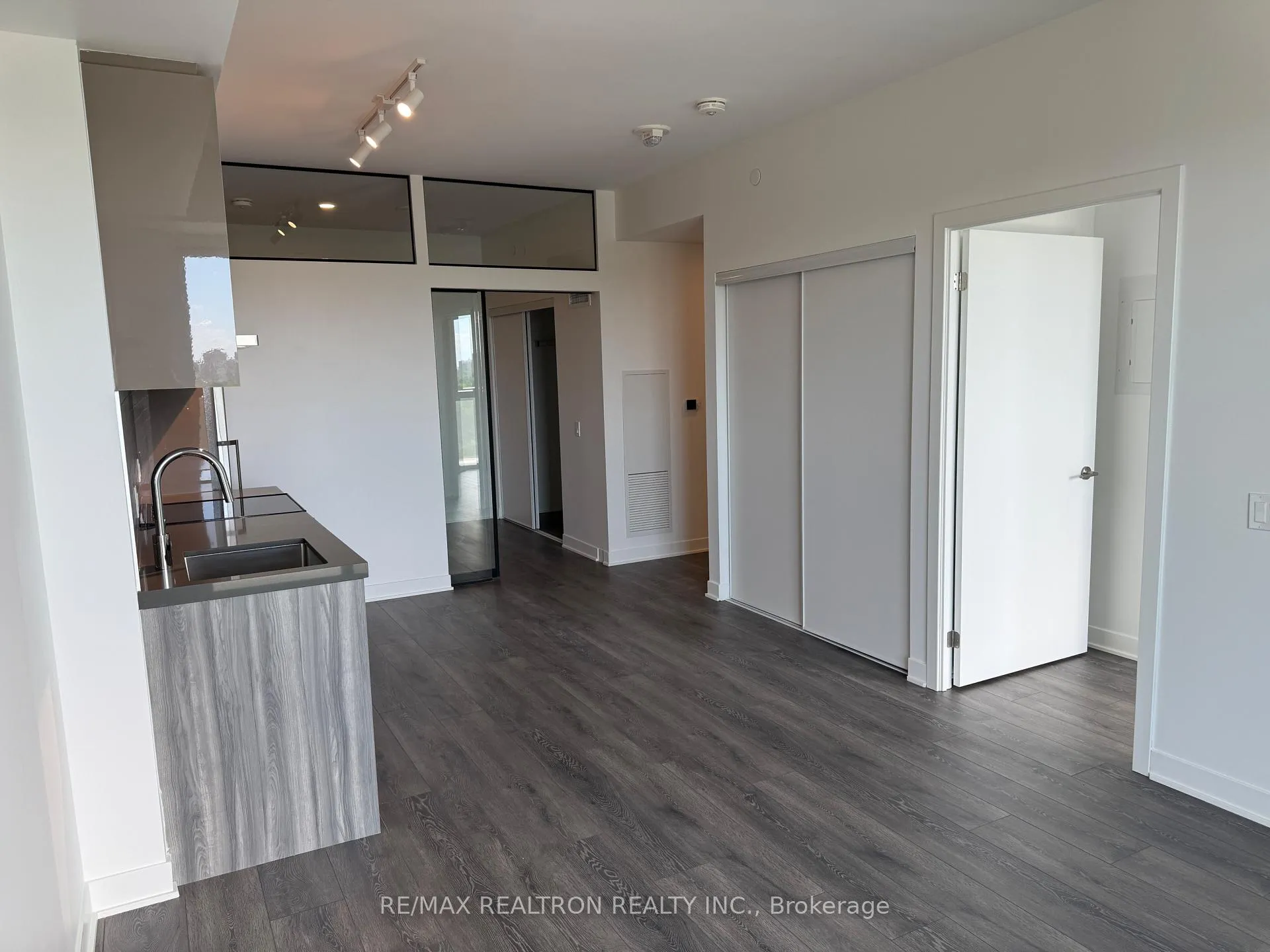 Photo 8 of Unit 1105, 10 Flavelle Trail, Vaughan, Steeles West Industrial — HOMEH