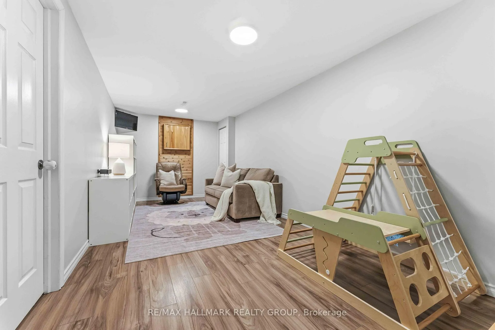 Photo 31 of 352 Mockingbird Drive, Ottawa, Chatelaine Village — HOMEH
