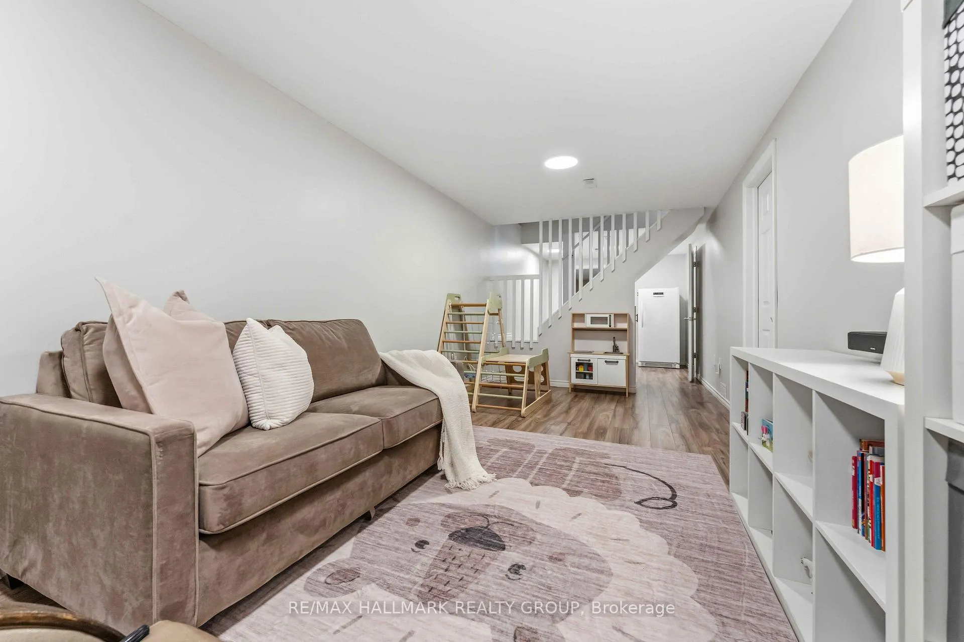 Photo 32 of 352 Mockingbird Drive, Ottawa, Chatelaine Village — HOMEH