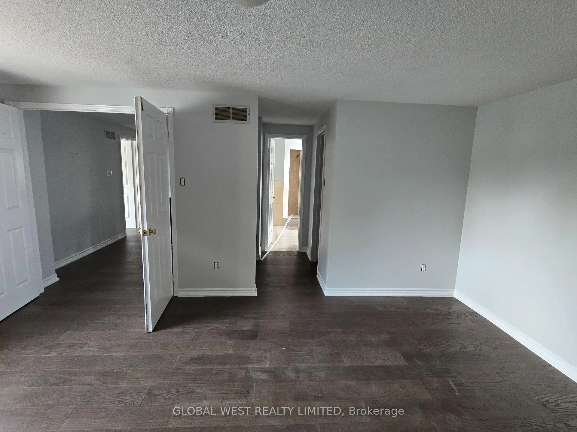 Photo 2 of 18 Samson Court, Brampton, Fletcher's Creek South — HOMEH