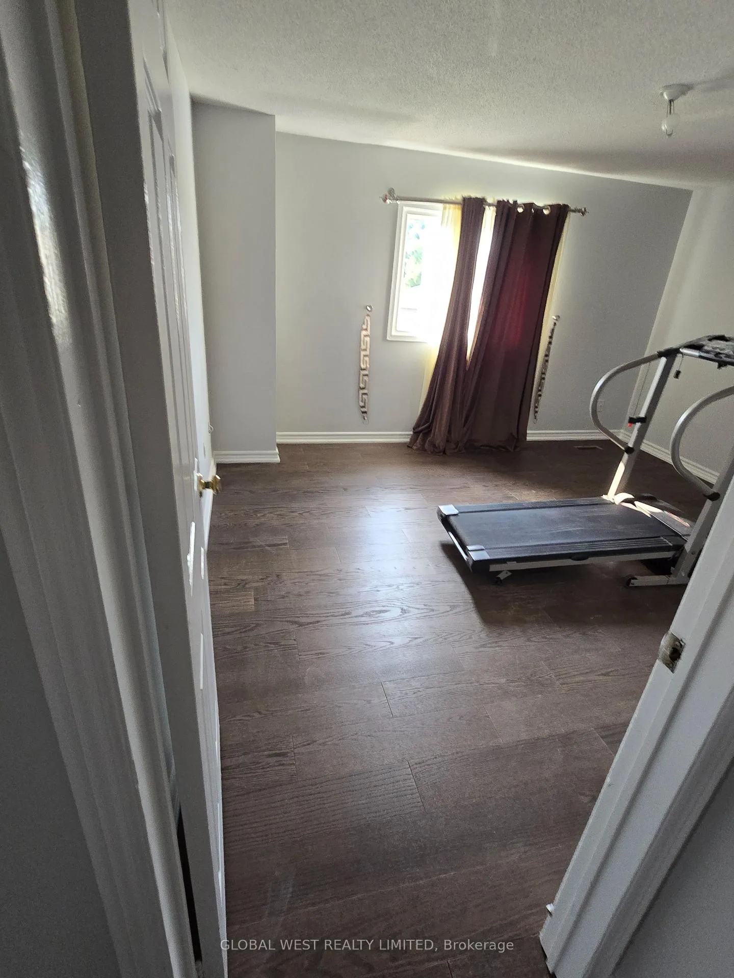 Photo 3 of 18 Samson Court, Brampton, Fletcher's Creek South — HOMEH