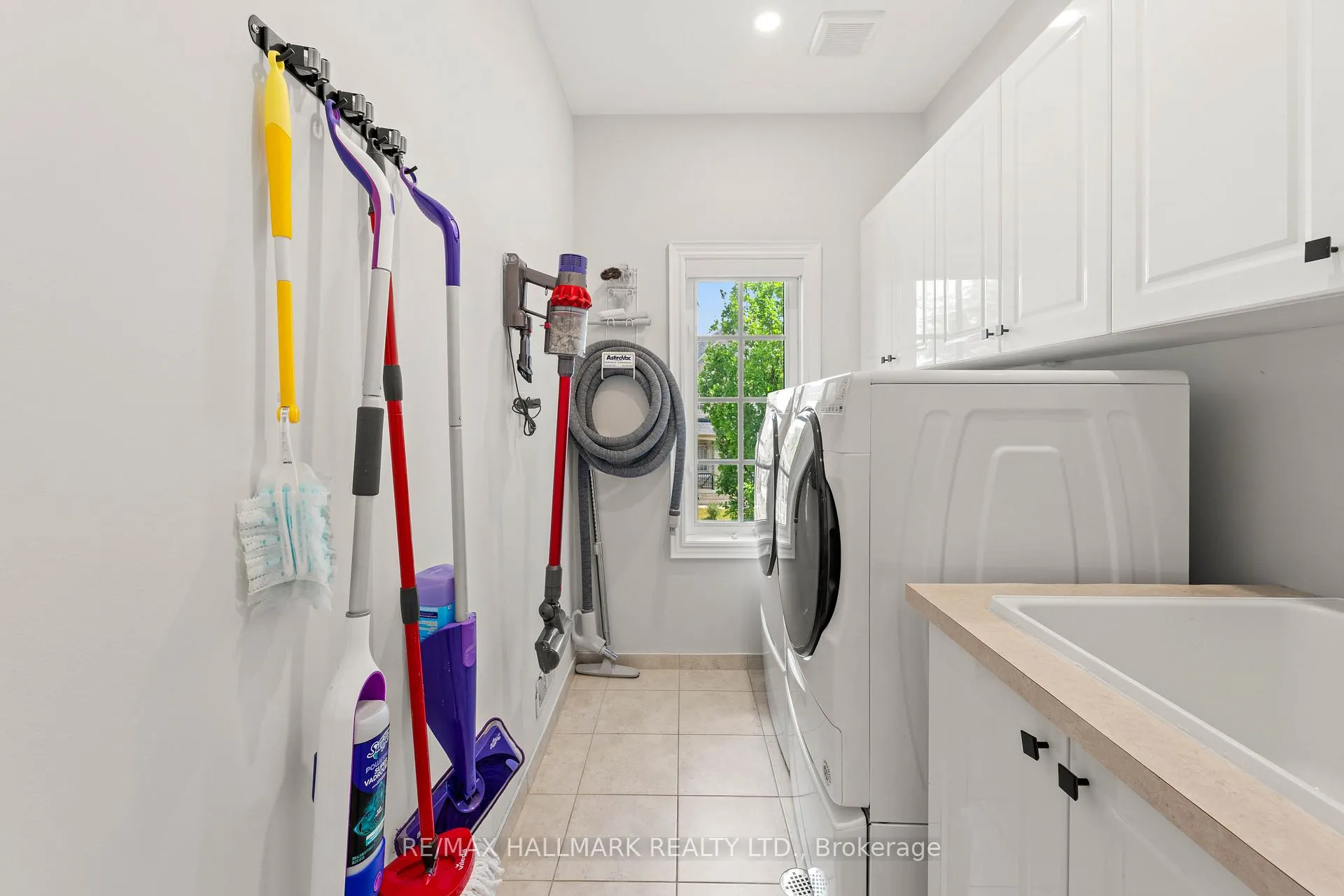 Photo 37 of 42 Yarden Drive, Vaughan, Patterson — HOMEH