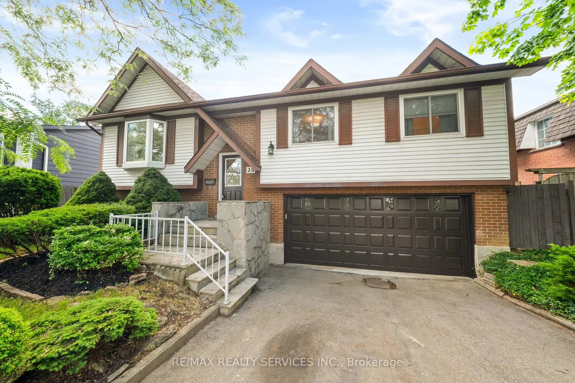 Photo 2 of 20 Linkdale Road, Brampton, Brampton North — HOMEH