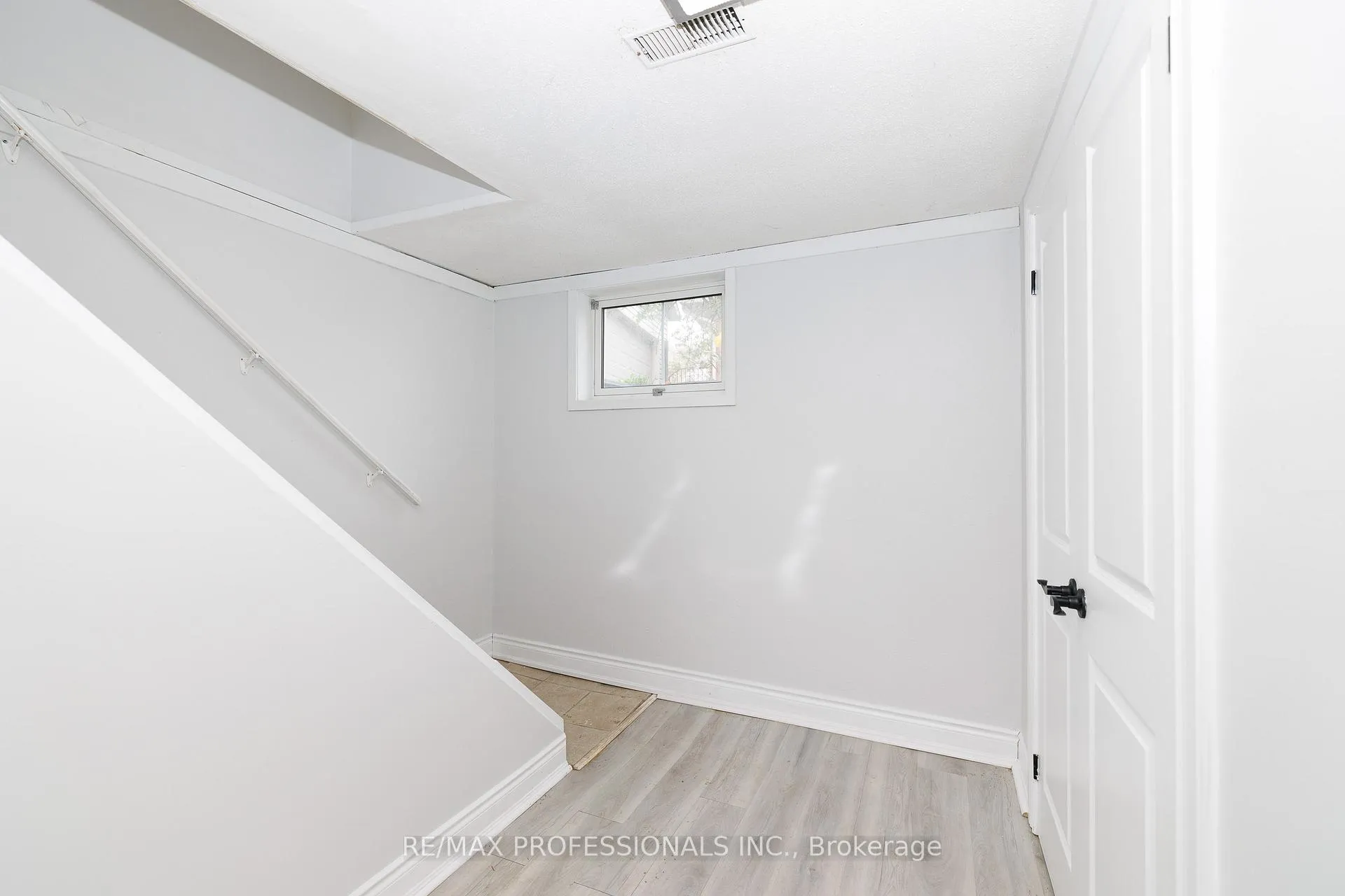 Photo 3 of Unit BSMT, 5 Bryne Boulevard, Barrie, 400 West — HOMEH
