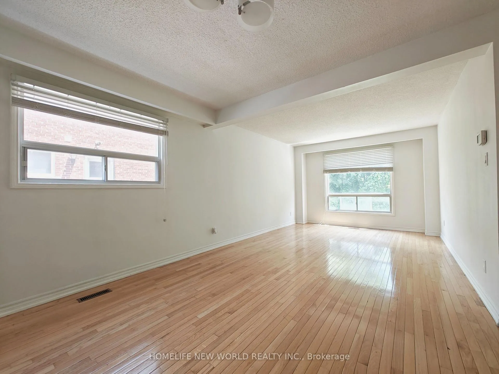 Photo 3 of 205 Risebrough Circuit, Markham, Milliken Mills West — HOMEH