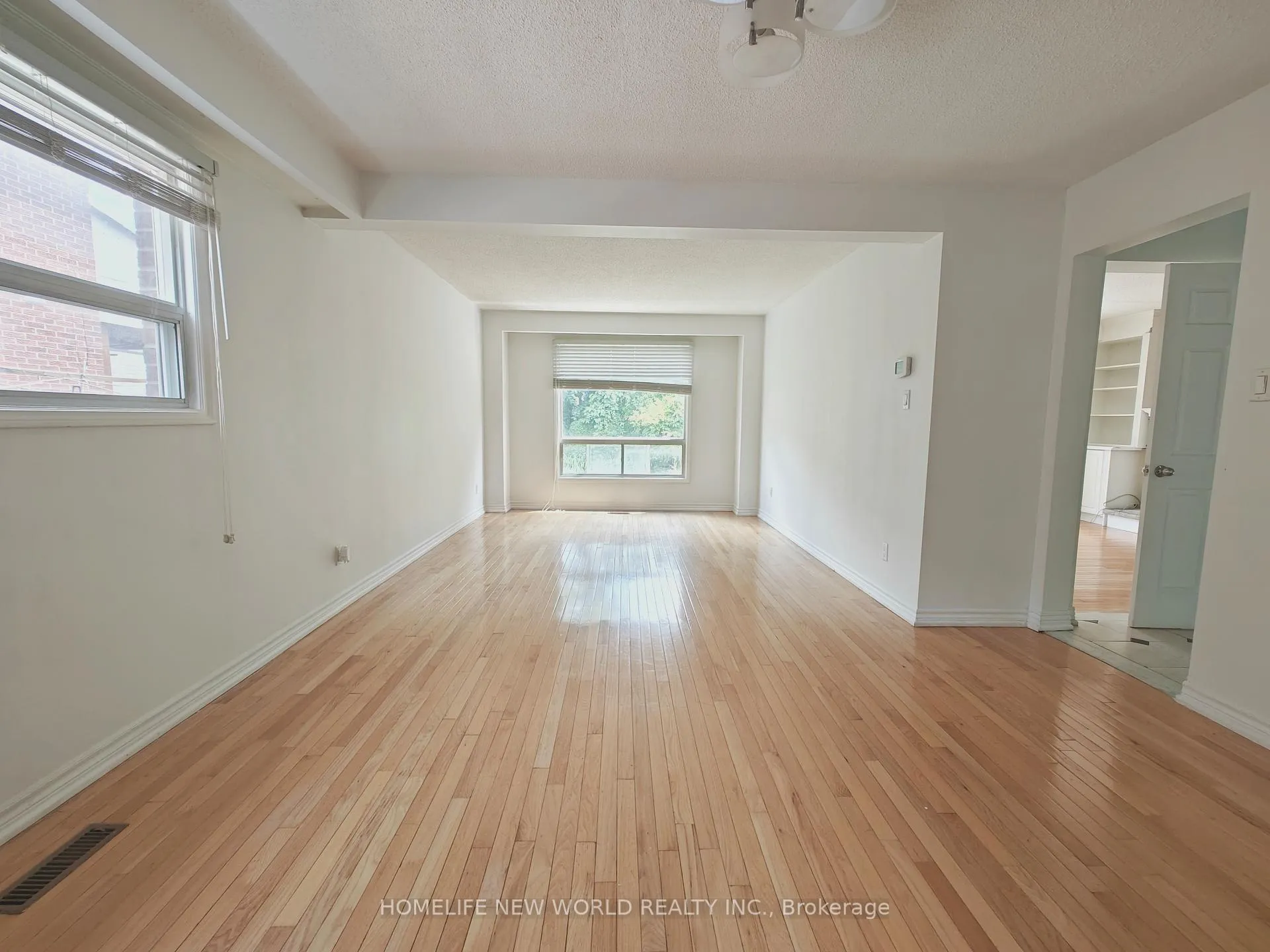 Photo 4 of 205 Risebrough Circuit, Markham, Milliken Mills West — HOMEH