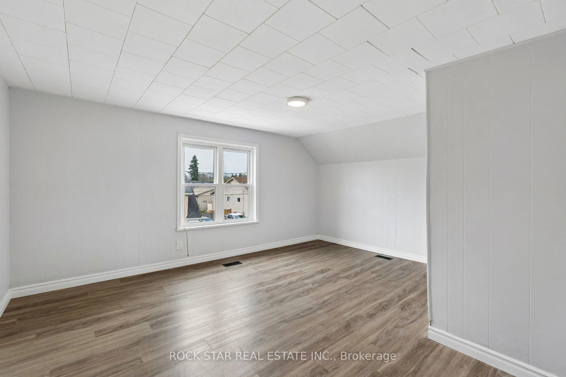 Photo 2 of Unit UPPER, 26 Albina Street, Welland, Broadway — HOMEH