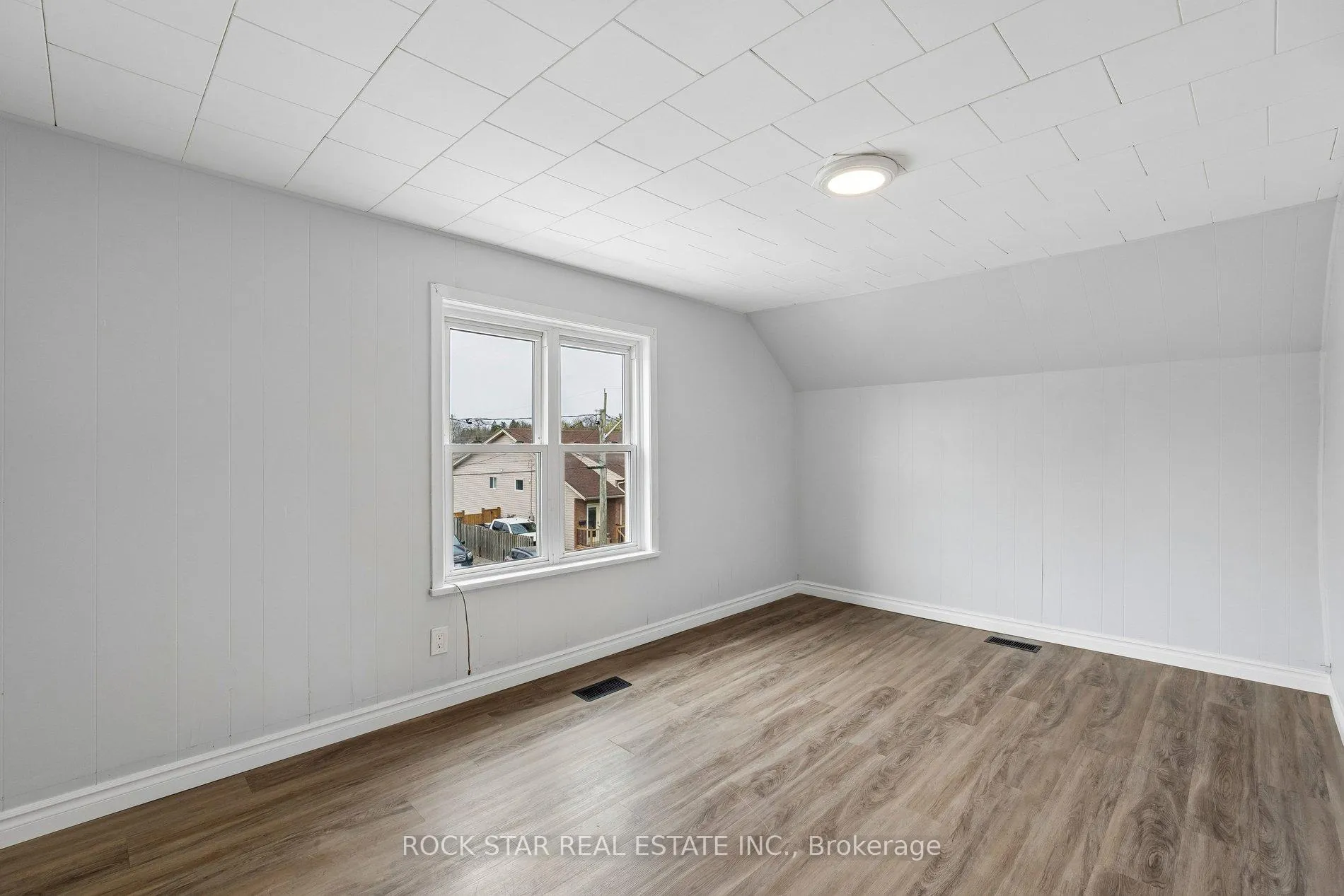 Photo 4 of Unit UPPER, 26 Albina Street, Welland, Broadway — HOMEH