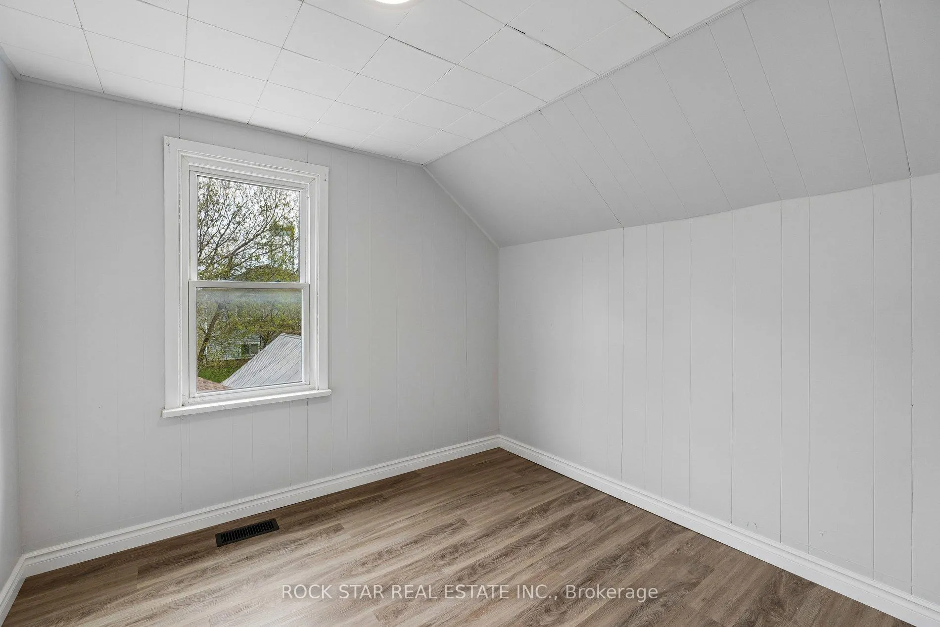Photo 5 of Unit UPPER, 26 Albina Street, Welland, Broadway — HOMEH