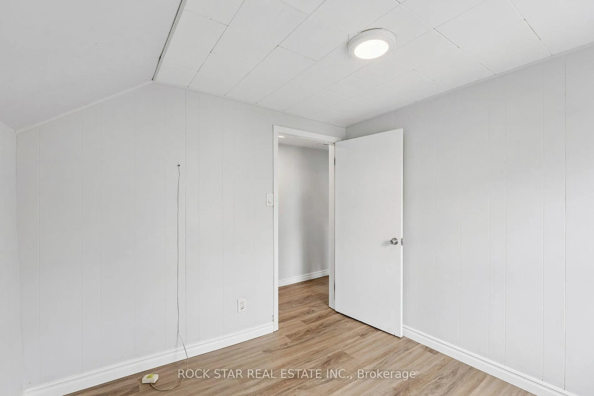 Photo 6 of Unit UPPER, 26 Albina Street, Welland, Broadway — HOMEH