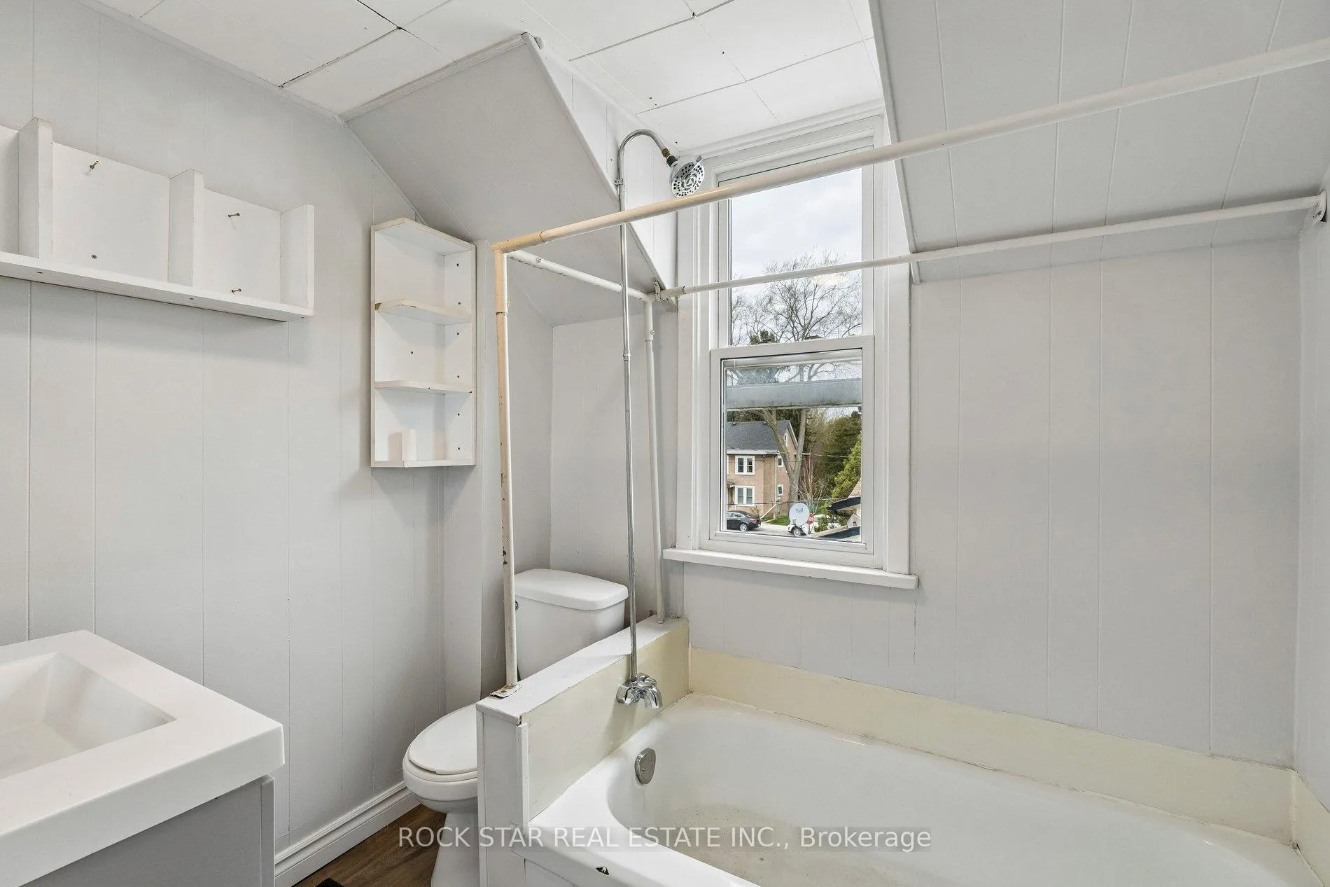 Photo 7 of Unit UPPER, 26 Albina Street, Welland, Broadway — HOMEH