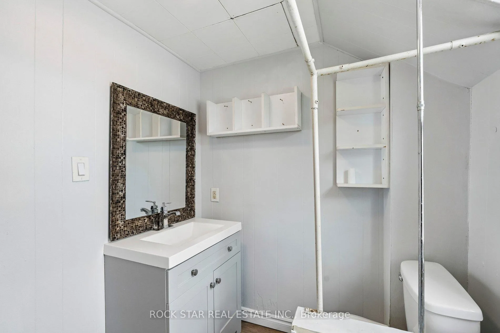 Photo 8 of Unit UPPER, 26 Albina Street, Welland, Broadway — HOMEH