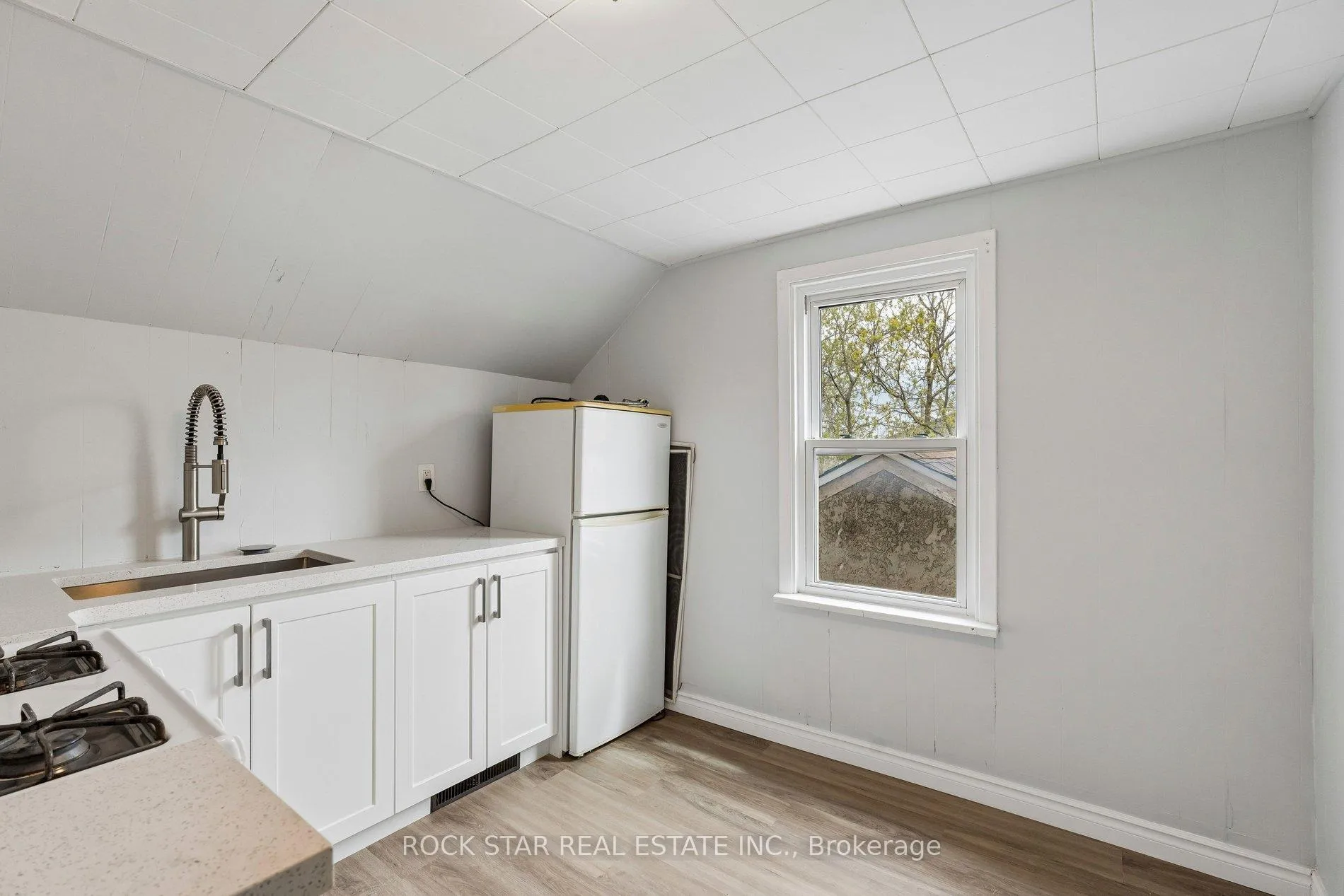 Photo 9 of Unit UPPER, 26 Albina Street, Welland, Broadway — HOMEH