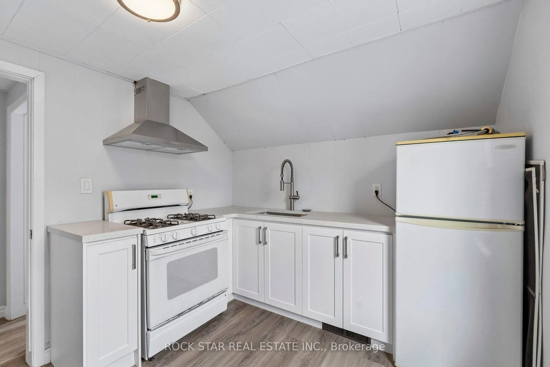 Photo 10 of Unit UPPER, 26 Albina Street, Welland, Broadway — HOMEH