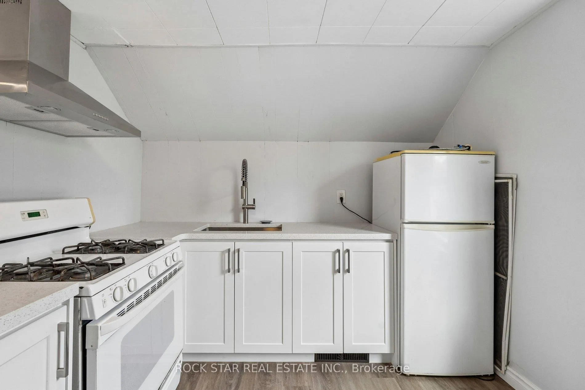 Photo 11 of Unit UPPER, 26 Albina Street, Welland, Broadway — HOMEH