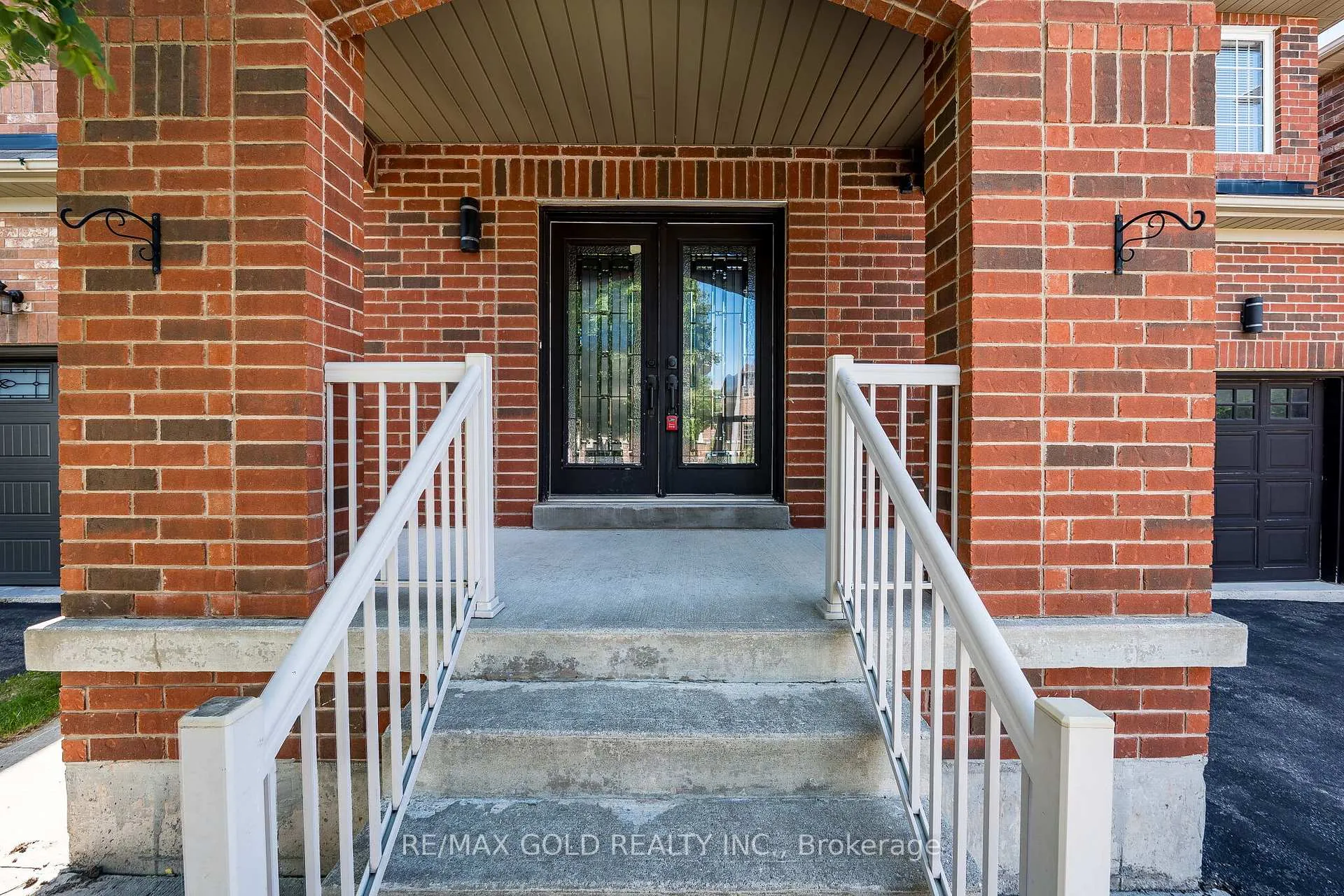 Photo 2 of 18 Travis Crescent, Brampton, Fletcher's Meadow — HOMEH