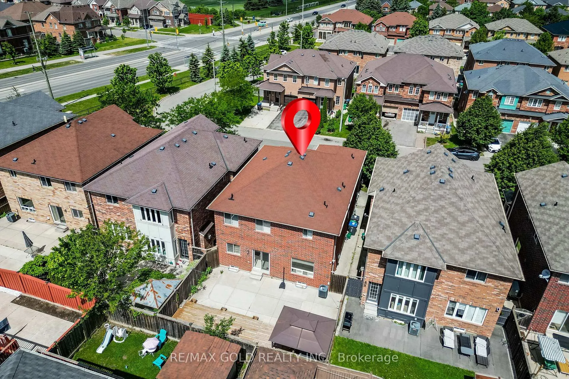Photo 35 of 18 Travis Crescent, Brampton, Fletcher's Meadow — HOMEH