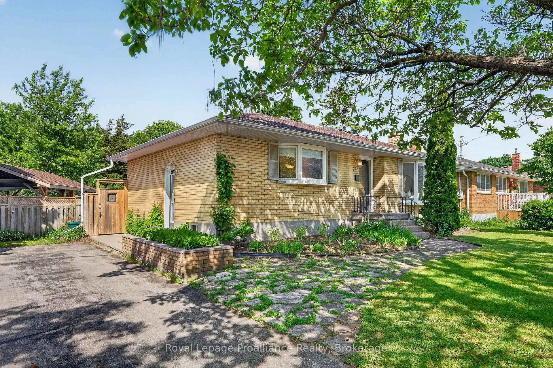 Photo 3 of 951 D'Arcy Street, Cobourg — HOMEH