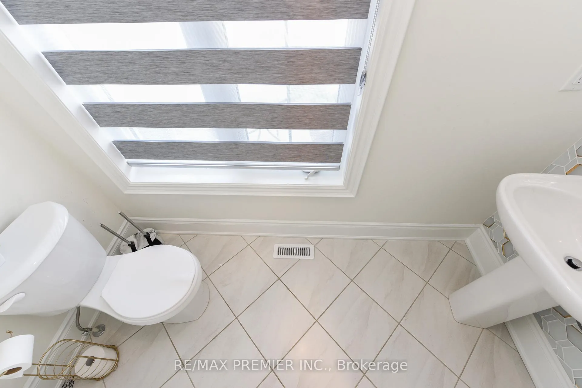 Photo 4 of 215 Hayrake Street, Brampton, Snelgrove — HOMEH
