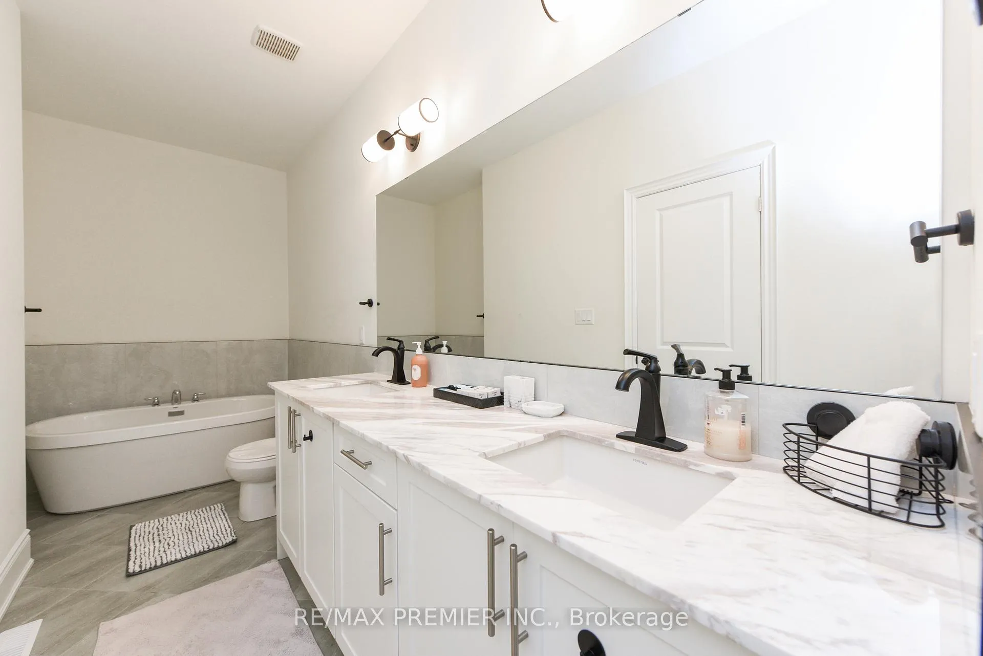 Photo 27 of 215 Hayrake Street, Brampton, Snelgrove — HOMEH