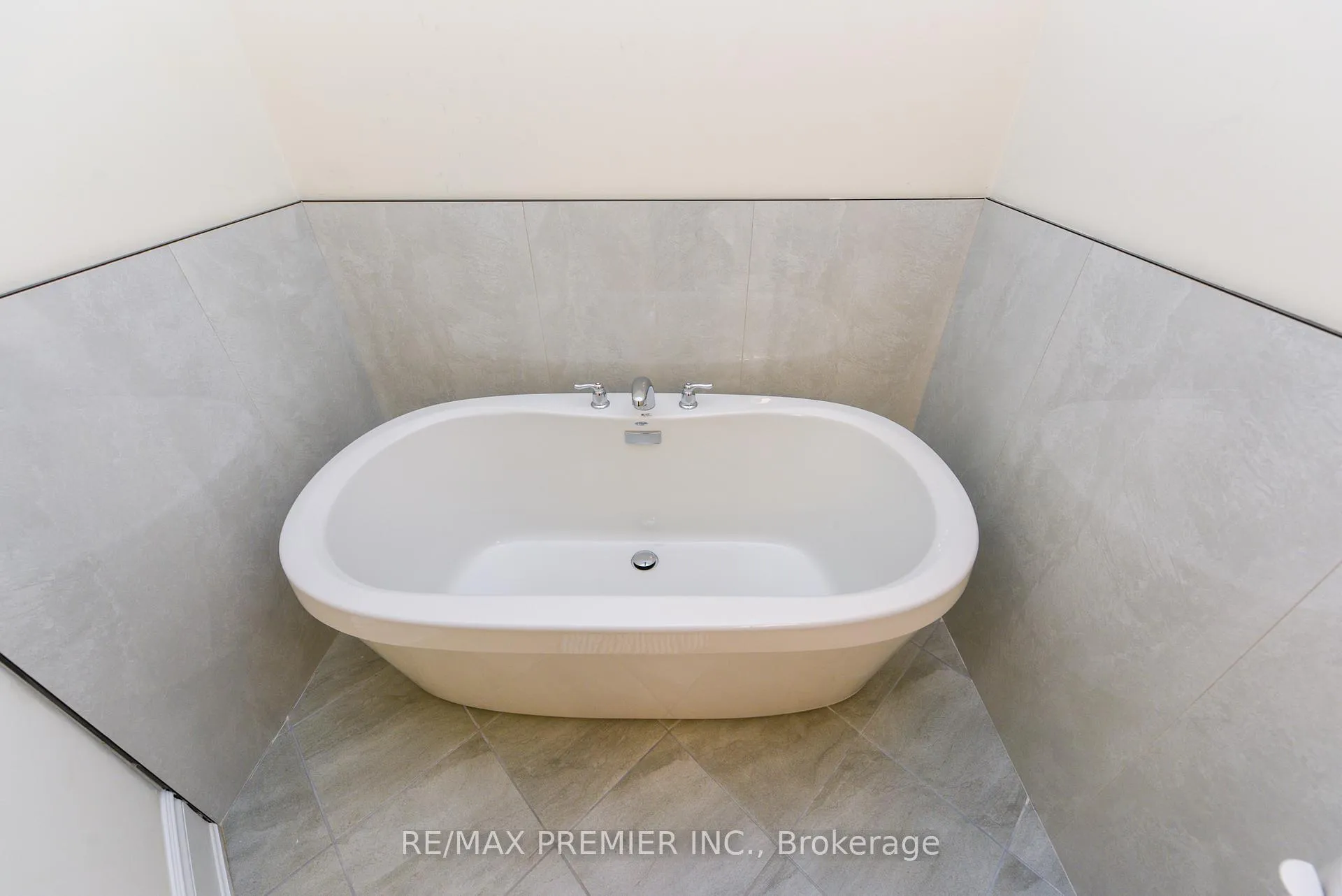 Photo 29 of 215 Hayrake Street, Brampton, Snelgrove — HOMEH
