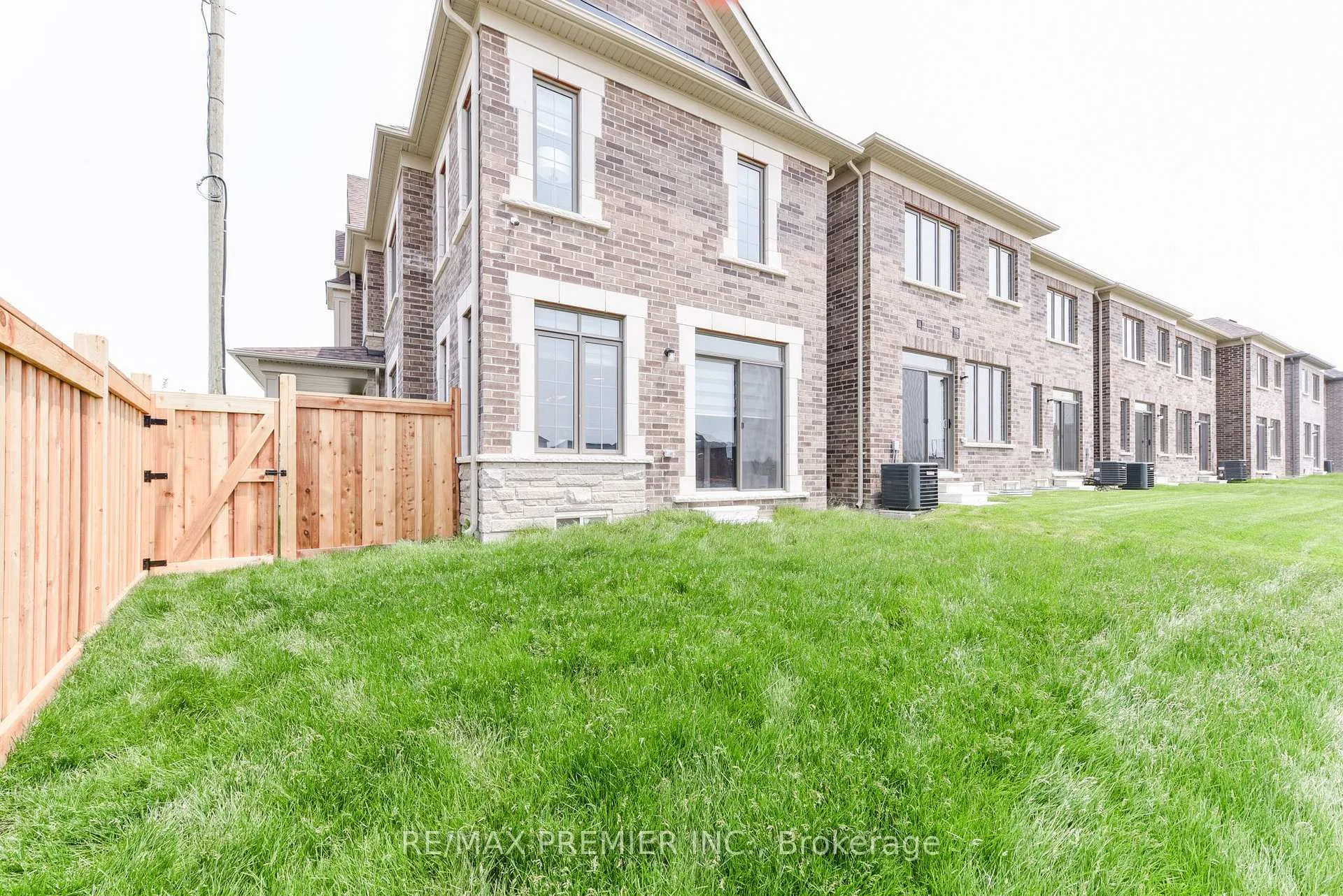 Photo 43 of 215 Hayrake Street, Brampton, Snelgrove — HOMEH
